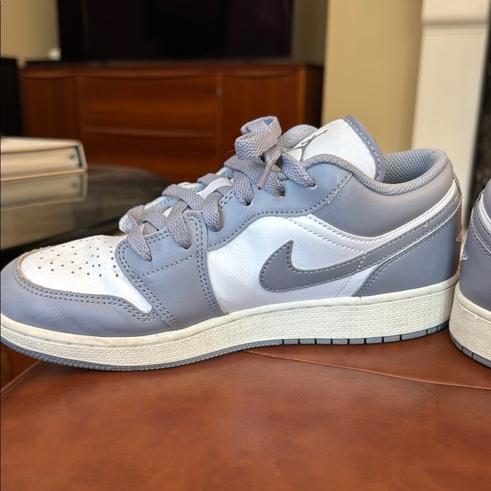 Nike Gray and White Low-Top Sneakers - Picture 9 of 10